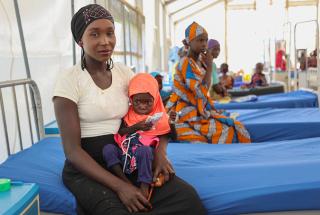 La madre de Khadija alimenta a su hijo con leche a través de una sonda nasogástrica. 