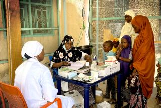 Consulta, registro y atención de pacientes con anemia falciforme en el Centre de Santé Mère et Enfant de Diffa.