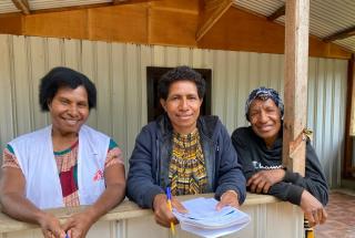 Janet, supervisora de participación comunitaria de MSF, con Judith, trabajadora sanitaria comunitaria, y Cathy, voluntaria sanitaria del pueblo, en el puesto de salud del pueblo de Mondumil, en la provincia de Jiwaka, Papúa Nueva Guinea. 