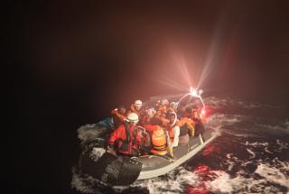 En la tarde del 16 de noviembre de 2025, el equipo de MSF a bordo del Oyvon rescató a un grupo de 27 personas que se encontraban en peligro en una embarcación neumática. A la mañana siguiente, todas ellas desembarcaron sanas y salvas en Lampedusa.
