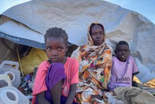 Familia desplazada de El Fasher