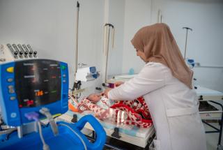 Una enfermera atiende a un recién nacido en la unidad de cuidados neonatales apoyada por MSF en el Hospital Nacional de Nawa, en la provincia de Daraa.