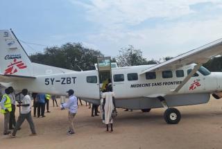 En la mañana del sábado 6 de diciembre se desató una sangrienta lucha entre comunidades en la aldea de Riang, a unos 10 kilómetros de Pieri, en el condado de Uror, Sudán del Sur, que se cobró al menos ocho vidas y dejó una docena más de heridos. Según se informa, en la lucha se vieron involucrados dos clanes locales. 