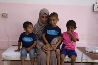 Hanan, una madre de Rafah, describe su desesperada lucha por mantener con vida a sus tres hijos enfermos en medio del desplazamiento, la hambruna y el colapso total de la atención médica.