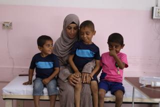 Hanan, una madre de Rafah, describe su desesperada lucha por mantener con vida a sus tres hijos enfermos en medio del desplazamiento, la hambruna y el colapso total de la atención médica.