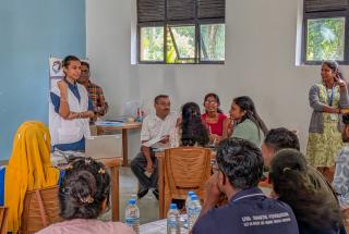 Thiviya Kandiah, responsable de la actividad de salud mental de MSF, imparte una sesión con voluntarios locales en Badulla, en el distrito de Badulla, provincia de Uva, Sri Lanka.