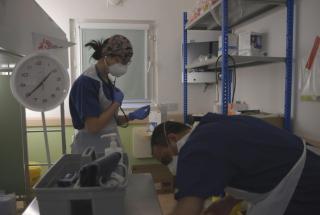 Los médicos del UCLH se preparan para las rondas de la tarde en el Centro de Atención COVID de Londres. Abril de 2020.