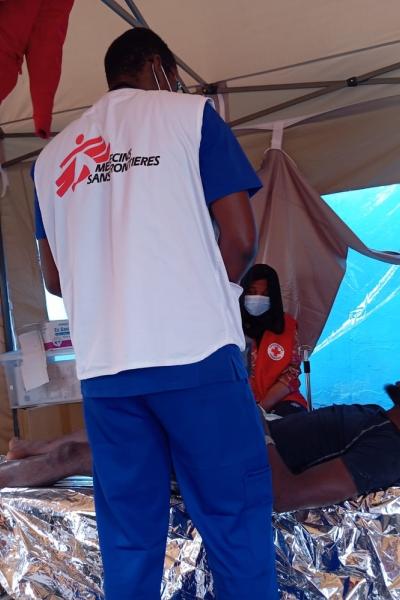 Equipo de MSF presta asistencia médica a uno de los supervivientes.