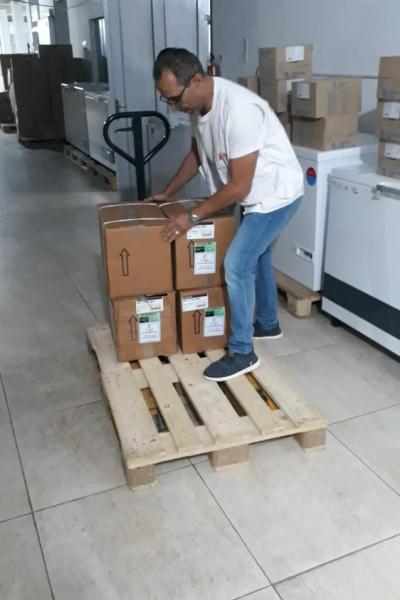 Personal de MSF prepara una donación de material médico en Gaza el 8 de octubre de 2023