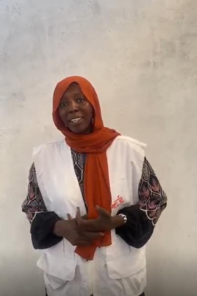 Zoubeida es comadrona en Tawila, Darfur Norte. Tras huir de la guerra en El Fasher, ahora atiende a mujeres embarazadas y a recién nacidos.