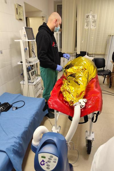 Roman Horenko, anestesista de MSF, asiste a un paciente con hipotermia en el hospital de la región de Dnipropetrovsk, en el este de Ucrania.