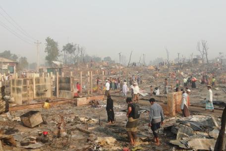 Supervivientes del incendio observan sus casas y pertenencias destruidas en el área del campamento 9, una de las más afectadas por el fuego