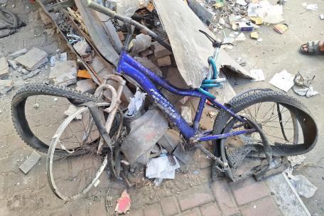 Restos de la bicicleta del fisioterapeuta de MSF Fadi Al Al Wadiya