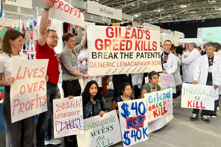 Protesta de MSF contra Gilead en la IAC 2024