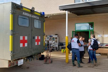 Trabajadores de MSF visitan uno de los centros de salud trasladados temporalmente a otras dependencias municipales en una de las zonas afectadas por la DANA.