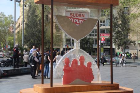 Acción de denuncia de dos años de guerra en Sudán, en la plaza Universitat de Barcelona