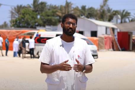 El doctor Mohammed Fadlalla, responsable médico de MSF en el hospital de campaña de Al Zawaida, en Deir Al Balah, Franja de Gaza, Territorios Palestinos Ocupados