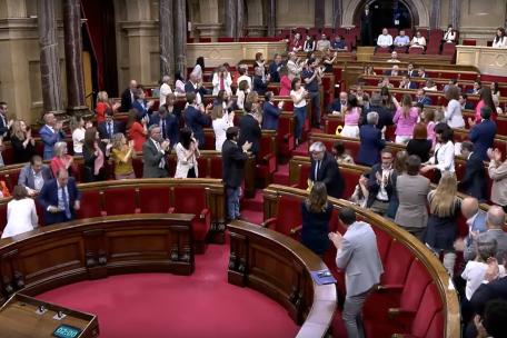 Aplauso unánime del Parlament de Catalunya tras la aprobación de la declaración en defensa de la protección de la misión médica