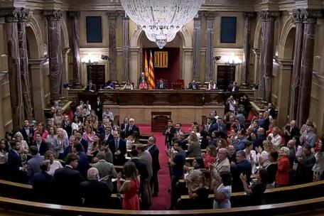 Aplauso tras la aprobación de la declaración en el Parlamento de Catalunya 