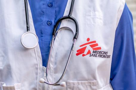 Chaleco de MSF y estetoscopio