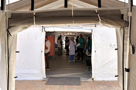 En nuestro hospital de campaña de reciente creación, situado en Deir Al Balah, en el centro de Gaza, el personal de MSF presta atención sanitaria esencial a los pacientes pediátricos.