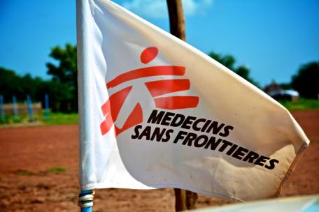 Bandera de MSF en un vehículo en Sudán del Sur
