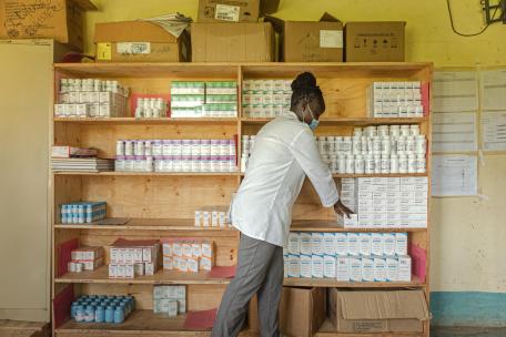 Una médica selecciona antirretrovirales para un paciente en el condado de Homa Bay, Kenia.