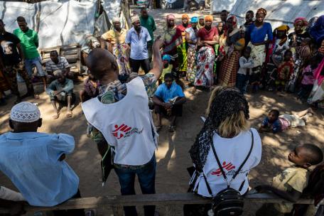 Dos promotores de salud de MSF hablan con la gente del barrio de Pandique, en Mocímboa da Praia, norte de Mozambique.