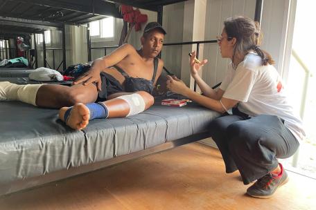 José Rafael Cumare, un migrante venezolano, se rompió el talón durante su travesía por la selva del Darién.