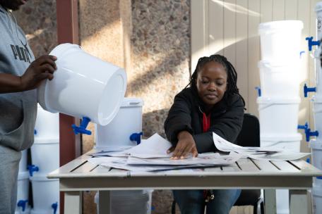 Kits de higiene para el cólera donados por MSF a familias de la comunidad de Kanana en Hammankskraal, Sudáfrica.