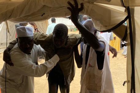 Afluencia de personas sudanesas heridas en el hospital de Adre, Chad.