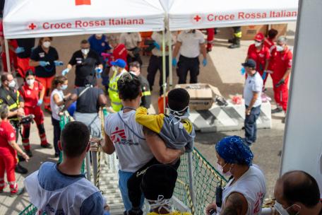 Desembarco supervivientes en Bríndisi