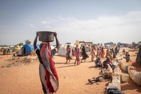 Refugiadas recogiendo agua en los puntos de distribución instalados por MSF en el campo de Adré, Chad