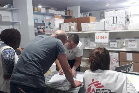 El personal de MSF prepara una donación de suministros médicos en Gaza