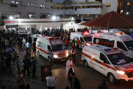 Las ambulancias que transportan a las víctimas de los ataques israelíes se agolpan a la entrada de la sala de urgencias del hospital Al-Shifa de la ciudad de Gaza el 15 de octubre de 2023.
