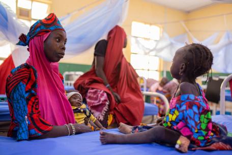 Aisha trajo a su hija enferma de malaria desde Bukkuyum, a 60 km del hospital pediátrico de MSF en Gummi. 