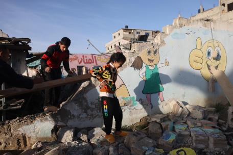 Unos niños caminan entre los escombros de un edificio destruido tras ser alcanzado por un ataque aéreo israelí