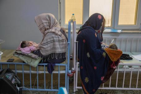 Dos madres con sus hijos en el ala de maternidad del hospital de Mazar i Sharif, Afganistán.