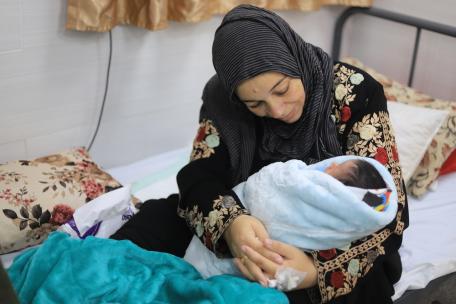 Mariam Asalia sostiene a su hijo recién nacido en la maternidad del hospital Emiratí de Rafah, en el sur de Gaza. 