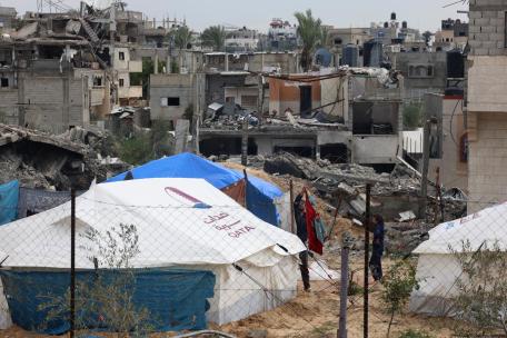 Campamento de personas desplazadas junto al hospital de campaña indonesio de Rafah.