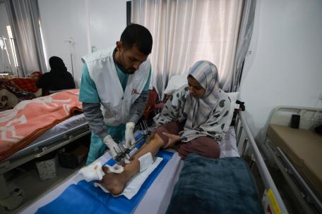 Consulta de seguimiento en el hospital de campaña indonesio de Rafah.