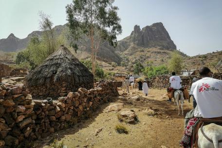 El equipo de MSF se desplaza en burro a comunidades remotas para prestar atención sanitaria.