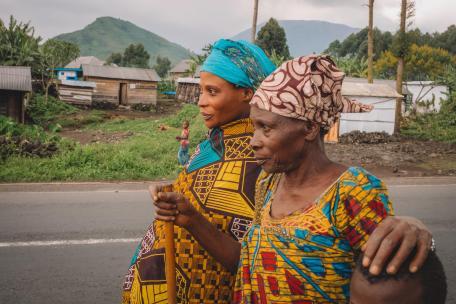 Jeanne y Aimée caminan por una calle de Kibati. Kivu del Norte, RDC.