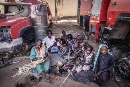 Aissa, de 50 años, con su familia refugiada en una estación de bomberos abandonada y saqueada, en Zalingei.