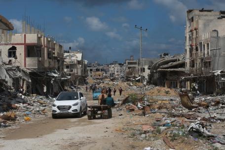Displaced Palestinians who returned to Khan Younis from Rafah