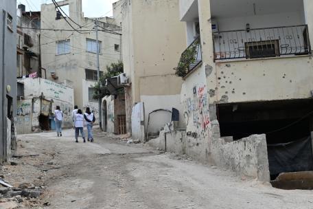 Equipo de MSF caminando por las calles del campo de refugiados de Yenín, al norte de Cisjordania. 