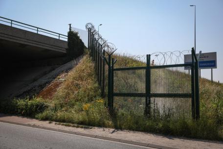 Vallas con alambre de espino en Calais, Francia. 