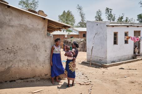 Rebecca (derecha) y otra chica, ambas trabajadoras sexuales en Zalewa, conversan frente a las habitaciones donde viven y trabajan. Malaui.