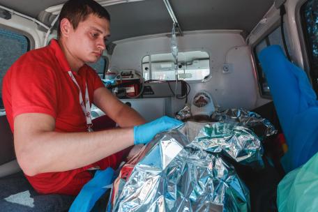 Un paciente con quemaduras severas en una ambulancia de MSF