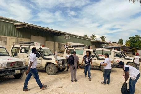 Equipos MSF frente al hospital de Carrefour
